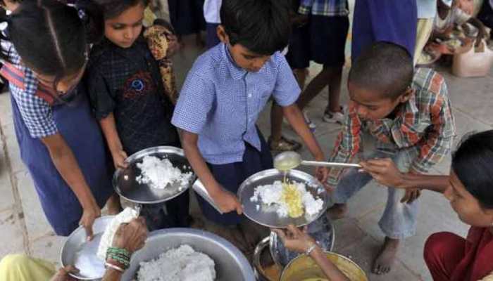 गोपालगंज के DM की तरह केरल में IAS ने खाया मिड डे मील, सोशल मीडिया पर यूं मिली तारीफ गोपालगंज के DM की तरह केरल में IAS ने खाया मिड डे मील, सोशल मीडिया पर यूं मिली तारीफ