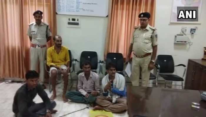 MP: सरपंच के घर के सामने से बाइक से गुजरा दलित तो बौखलाए दबंगों ने की पिटाई MP: सरपंच के घर के सामने से बाइक से गुजरा दलित तो बौखलाए दबंगों ने की पिटाई