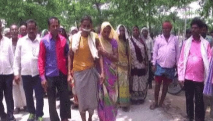 बेरहम पुलिस! थाने में युवक को बुरी तरह पीटा, गुस्साए लोगों ने किया प्रदर्शन बेरहम पुलिस! थाने में युवक को बुरी तरह पीटा, गुस्साए लोगों ने किया प्रदर्शन