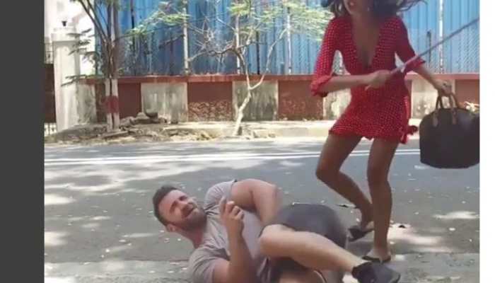 VIRAL VIDEO: नोरा फतेही ने पीछा करने वाले शख्स को सिखाया 'सबक', 'पीट-पीट' कर किया बेहाल! VIRAL VIDEO: नोरा फतेही ने पीछा करने वाले शख्स को सिखाया 'सबक', 'पीट-पीट' कर किया बेहाल!