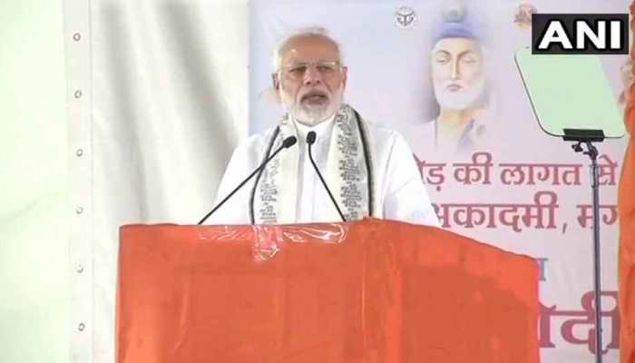 मगहर में कबीर के दोहों के सहारे पीएम मोदी ने विपक्ष को सुनाई खरी-खरी मगहर में कबीर के दोहों के सहारे पीएम मोदी ने विपक्ष को सुनाई खरी-खरी
