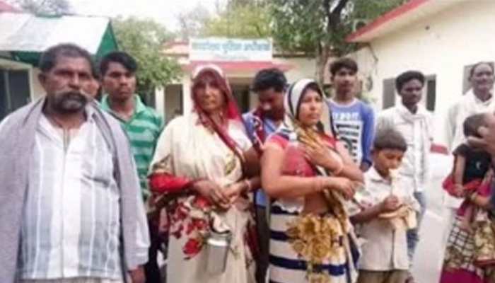 बुंदेलखंड: कुएं से पानी भरने पर दलित परिवार का हुक्का-पानी बंद, छोड़ना पड़ा गांव बुंदेलखंड: कुएं से पानी भरने पर दलित परिवार का हुक्का-पानी बंद, छोड़ना पड़ा गांव