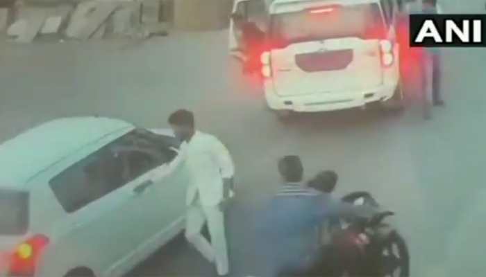 VIDEO : बीजेपी MLA के बेटे को साइड नहीं मिली तो बीच सड़क पर कर दी पिटाई VIDEO : बीजेपी MLA के बेटे को साइड नहीं मिली तो बीच सड़क पर कर दी पिटाई