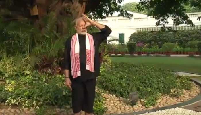 PM मोदी के ‘फिटनेस वीडियो’ को लेकर Twitter पर भिड़े थरूर और राठौड़ PM मोदी के ‘फिटनेस वीडियो’ को लेकर Twitter पर भिड़े थरूर और राठौड़