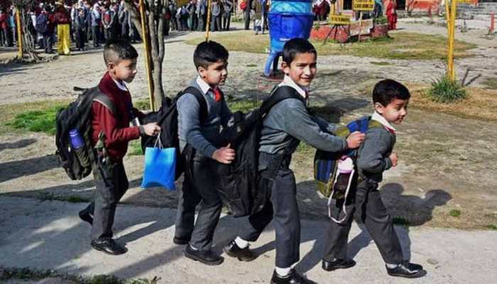 इस स्कूल में एडमिशन पर बच्चे को मिलेगा गोल्ड क्वाइन व 5000 नकद, जानिए क्या है पूरा मामला इस स्कूल में एडमिशन पर बच्चे को मिलेगा गोल्ड क्वाइन व 5000 नकद, जानिए क्या है पूरा मामला