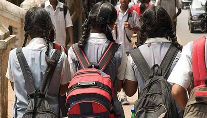 अरुणाचल प्रदेश में छात्राओं से कपड़े उतरवाने पर हुआ एक्शन, सरकार देगी 5-5 हजार रुपए अरुणाचल प्रदेश में छात्राओं से कपड़े उतरवाने पर हुआ एक्शन, सरकार देगी 5-5 हजार रुपए