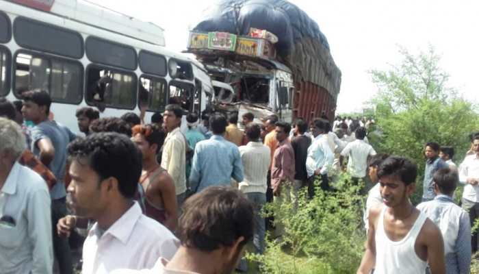 विदिशाः ट्रक से टकराई बस, 2 की मौत, 40 से अधिक घायल विदिशाः ट्रक से टकराई बस, 2 की मौत, 40 से अधिक घायल