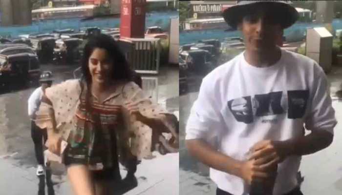 VIDEO: मुंबई की बारिश में रोमांटिक हुए जाह्नवी और ईशान, यूं किया मस्तीभरा DANCE VIDEO: मुंबई की बारिश में रोमांटिक हुए जाह्नवी और ईशान, यूं किया मस्तीभरा DANCE