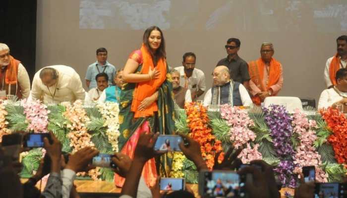 मनोज तिवारी और रवि किशन के बाद अब भोजपुरी सिंगर कल्पना ने भी थामा BJP का दामन मनोज तिवारी और रवि किशन के बाद अब भोजपुरी सिंगर कल्पना ने भी थामा BJP का दामन