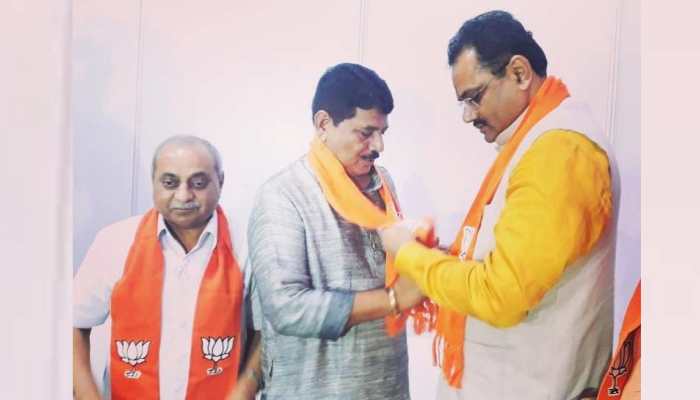 गुजरात में कांग्रेस को और एक झटका, पूर्व CM शंकर सिंह वाघेला के बेटे बीजेपी में शामिल गुजरात में कांग्रेस को और एक झटका, पूर्व CM शंकर सिंह वाघेला के बेटे बीजेपी में शामिल