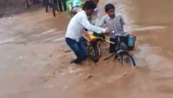 मंदसौरः उफनती नदियों और नालों को पार कर स्कूल जा रहे छात्र मंदसौरः उफनती नदियों और नालों को पार कर स्कूल जा रहे छात्र