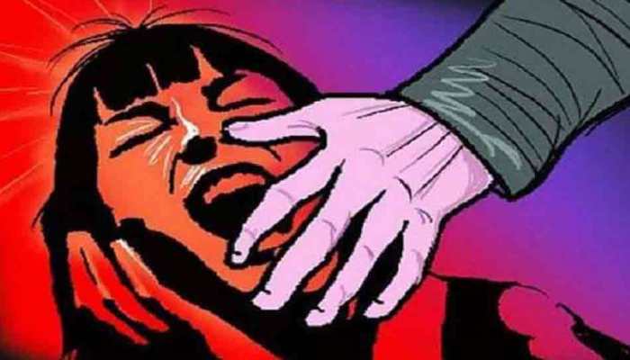 मप्रः गुना में 12 साल की नाबालिग से दुष्कर्म, पत्थर से कुचलकर हत्या का प्रयास मप्रः गुना में 12 साल की नाबालिग से दुष्कर्म, पत्थर से कुचलकर हत्या का प्रयास