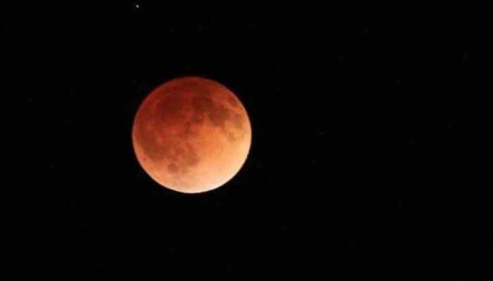 सबसे लंबा चंद्रग्रहण 27 को, जानिए कितने बजे व कहां दिखेगा यह अद्भुत नजारा सबसे लंबा चंद्रग्रहण 27 को, जानिए कितने बजे व कहां दिखेगा यह अद्भुत नजारा