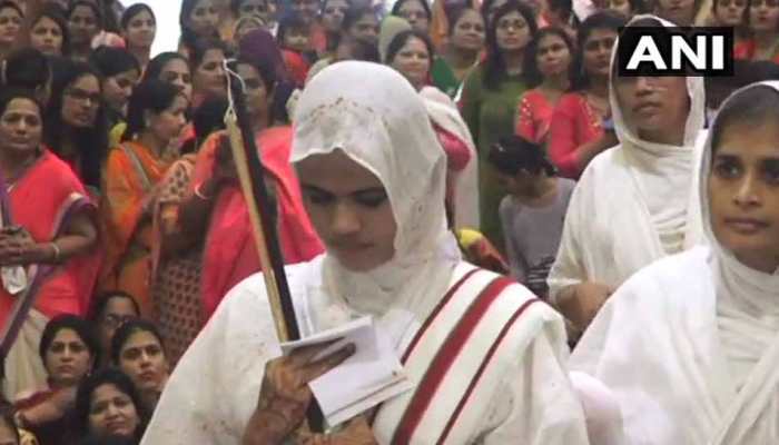 गुजरात : MBBS में गोल्ड मेडल जीतने वाली डॉक्टर बनी साध्वी, अरबों की संपत्ति ठुकराई गुजरात : MBBS में गोल्ड मेडल जीतने वाली डॉक्टर बनी साध्वी, अरबों की संपत्ति ठुकराई