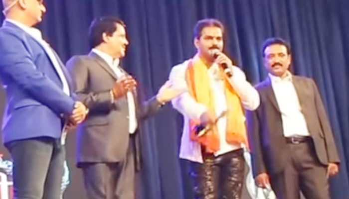 जब पवन सिंह ने गाया हिंदी गाना, तो उदित नारायण ने भोजपुरी से ऐसे मचाया धमाल, देखें VIDEO जब पवन सिंह ने गाया हिंदी गाना, तो उदित नारायण ने भोजपुरी से ऐसे मचाया धमाल, देखें VIDEO