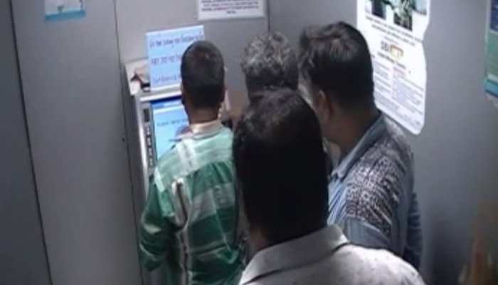 गुजरात: लोगों को पता भी नहीं चला और बैंक खातों से निकल गए लाखों रुपये गुजरात: लोगों को पता भी नहीं चला और बैंक खातों से निकल गए लाखों रुपये
