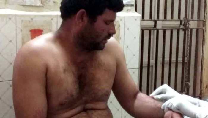 VIDEO: मालिक की खातिर कुत्ता बना 'रक्षक', शेर के चंगुल से छुड़ाकर ही लिया दम VIDEO: मालिक की खातिर कुत्ता बना 'रक्षक', शेर के चंगुल से छुड़ाकर ही लिया दम