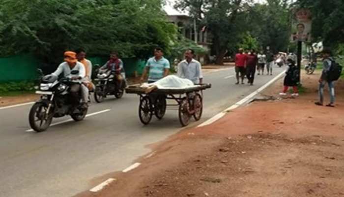 MP: फिर से शर्मसार हुई मानवता, टीकमगढ़ में हाथ ठेला पर ले जाया गया छात्र का शव MP: फिर से शर्मसार हुई मानवता, टीकमगढ़ में हाथ ठेला पर ले जाया गया छात्र का शव