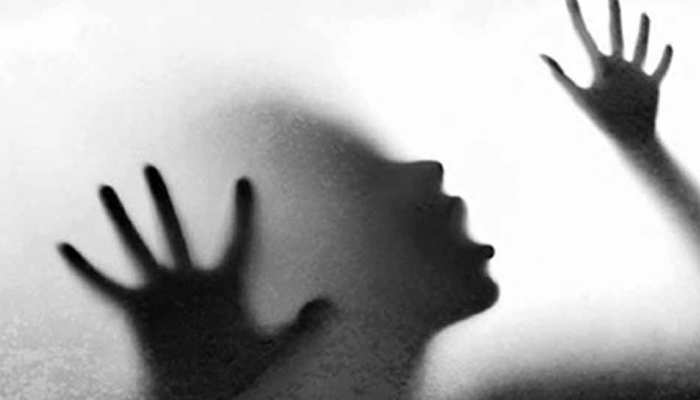 कन्नौज: चलती बोलेरो में मां के सामने बेटी से सामूहिक दुष्कर्म कन्नौज: चलती बोलेरो में मां के सामने बेटी से सामूहिक दुष्कर्म