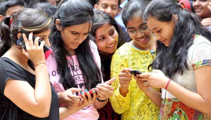CBSE : पहले रिजल्ट में थे कम मार्क्स, कॉपी दोबारा चैक कराई तो बन गई टॉपर CBSE : पहले रिजल्ट में थे कम मार्क्स, कॉपी दोबारा चैक कराई तो बन गई टॉपर