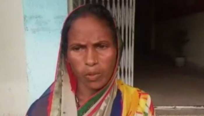 गोड्डा : प्रधानमंत्री आवास योजना में घर दिलाने के नाम पर बिचौलिए ठग रहे हैं पैसे गोड्डा : प्रधानमंत्री आवास योजना में घर दिलाने के नाम पर बिचौलिए ठग रहे हैं पैसे