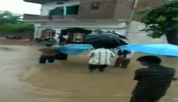 VIDEO: स्वास्थ्य सेवाओं की खुली पोल, चारपाई पर लिटाकर अस्पताल पहुंचाई गई गर्भवती महिला VIDEO: स्वास्थ्य सेवाओं की खुली पोल, चारपाई पर लिटाकर अस्पताल पहुंचाई गई गर्भवती महिला
