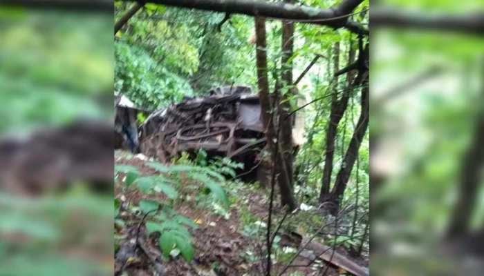 महाराष्ट्र : खाई में गिरी मिनी बस, हादसे में 33 लोगों की मौत महाराष्ट्र : खाई में गिरी मिनी बस, हादसे में 33 लोगों की मौत