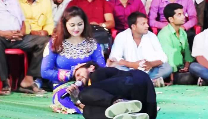 स्टेज शो के दौरान गाना गाते-गाते एक्ट्रेस की गोद में जाकर सो गए खेसारीलाल यादव, देखें VIDEO स्टेज शो के दौरान गाना गाते-गाते एक्ट्रेस की गोद में जाकर सो गए खेसारीलाल यादव, देखें VIDEO