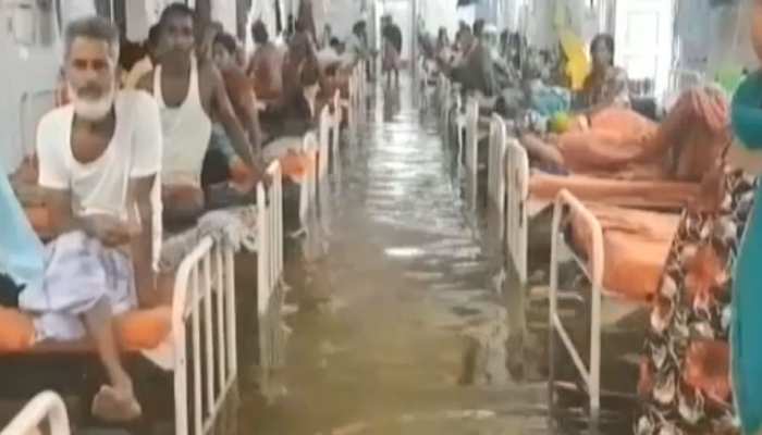 तालाब बना पटना NMCH अस्पताल, आईसीयू वार्ड में घुटनों तक पानी, देखें तस्वीर तालाब बना पटना NMCH अस्पताल, आईसीयू वार्ड में घुटनों तक पानी, देखें तस्वीर
