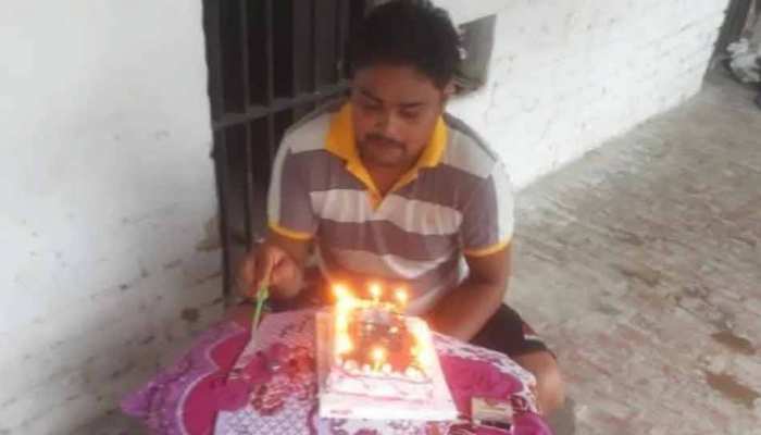 फैजाबाद : गैंगस्टर ने 1 लाख रुपये खर्च कर जेल में मनाया जन्मदिन, वीडियो वायरल फैजाबाद : गैंगस्टर ने 1 लाख रुपये खर्च कर जेल में मनाया जन्मदिन, वीडियो वायरल