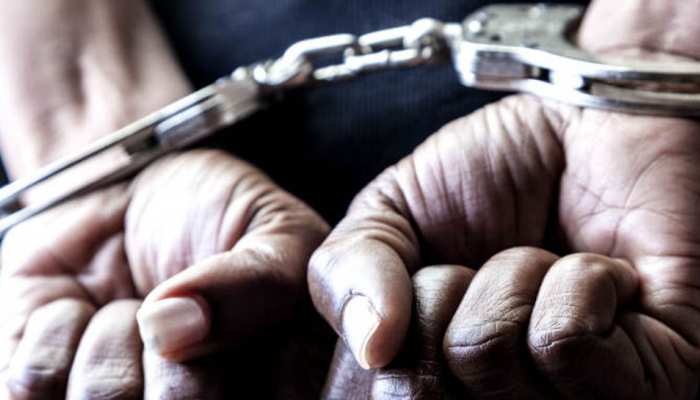 गांववालो से जबरन पैसे वसूलने के मामले में तीन पुलिसकर्मी गिरफ्तार गांववालो से जबरन पैसे वसूलने के मामले में तीन पुलिसकर्मी गिरफ्तार