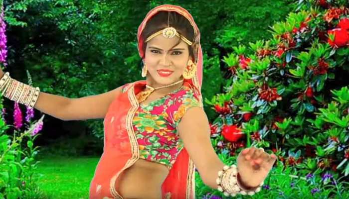 कजरी मेलाः अब जब मेला के याद आवला बस काने में इयरफोन ठूस लेईला और... कजरी मेलाः अब जब मेला के याद आवला बस काने में इयरफोन ठूस लेईला और...