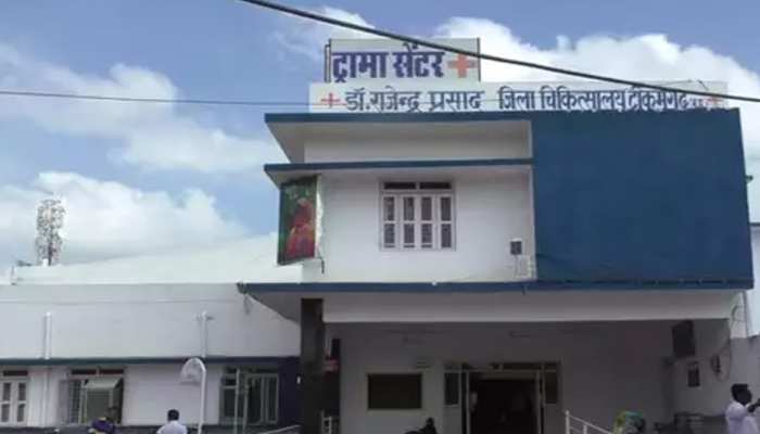 टीकमगढ़ जिला अस्पताल का हाल बेहाल, प्लास्टर गिरने से एक कर्मचारी घायल टीकमगढ़ जिला अस्पताल का हाल बेहाल, प्लास्टर गिरने से एक कर्मचारी घायल