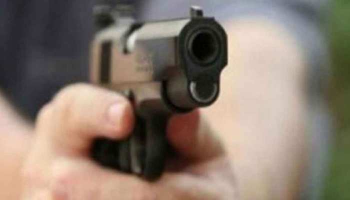 यूपी : घर के बाहर सो रहे लोगों पर बदमाशों ने की फायरिंग, 2 की मौत यूपी : घर के बाहर सो रहे लोगों पर बदमाशों ने की फायरिंग, 2 की मौत
