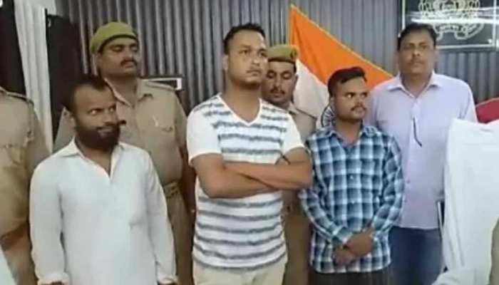 पीलीभीत: फर्जी बैंककर्मी बनकर लोगों से करते थे धोखाधड़ी, पुलिस ने गैंग का किया पर्दाफाश पीलीभीत: फर्जी बैंककर्मी बनकर लोगों से करते थे धोखाधड़ी, पुलिस ने गैंग का किया पर्दाफाश