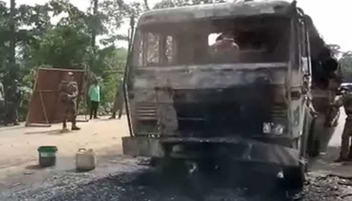 झारखंडः खूंटी में नक्सलियों का तांडव, ट्रक समेत ड्राइवर को जिंदा जलाया झारखंडः खूंटी में नक्सलियों का तांडव, ट्रक समेत ड्राइवर को जिंदा जलाया
