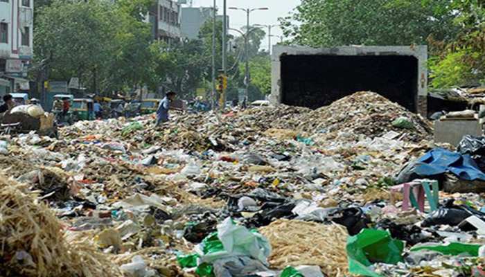 भिंडः नाराज लोगों ने नगर पालिका ऑफिस के सामने फेंका कचरा, जमकर की नारेबाजी भिंडः नाराज लोगों ने नगर पालिका ऑफिस के सामने फेंका कचरा, जमकर की नारेबाजी