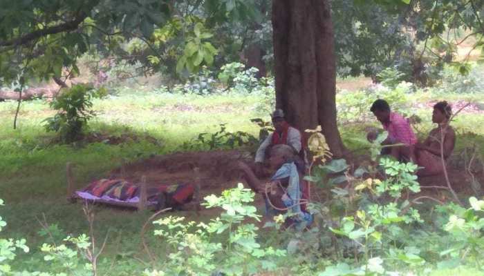 कोरबाः नहीं मिला वाहन तो खाट में शव लेकर तीन किलो मीटर पैदल चले ग्रामीण कोरबाः नहीं मिला वाहन तो खाट में शव लेकर तीन किलो मीटर पैदल चले ग्रामीण