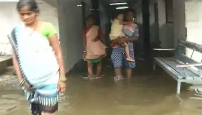 यूपी में आफत की बारिश, भदोही का अस्पताल पानी-पानी यूपी में आफत की बारिश, भदोही का अस्पताल पानी-पानी