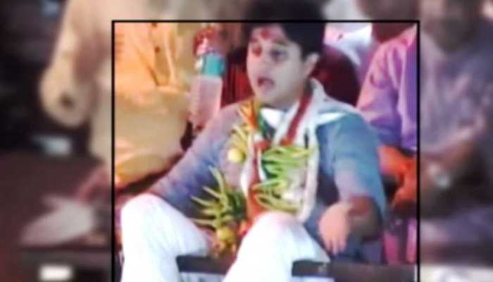 मंदसौरः सिंधिया को समर्थक ने पहनाई नींबू-मिर्च की माला, BJP बोली- झाड़-फूंक भी कराएंगे मंदसौरः सिंधिया को समर्थक ने पहनाई नींबू-मिर्च की माला, BJP बोली- झाड़-फूंक भी कराएंगे