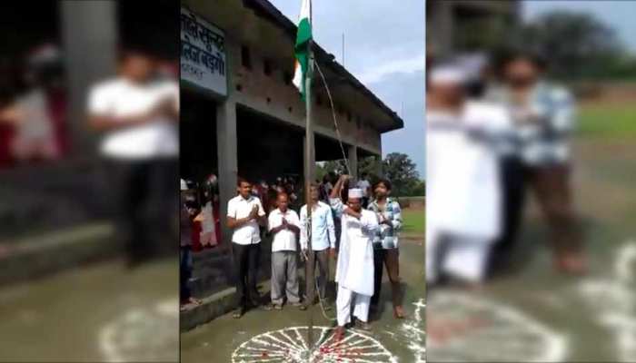 महाराजगंज: मदरसे में छात्राओं को राष्ट्रगान गाने से रोका, वीडियो हुआ वायरल महाराजगंज: मदरसे में छात्राओं को राष्ट्रगान गाने से रोका, वीडियो हुआ वायरल