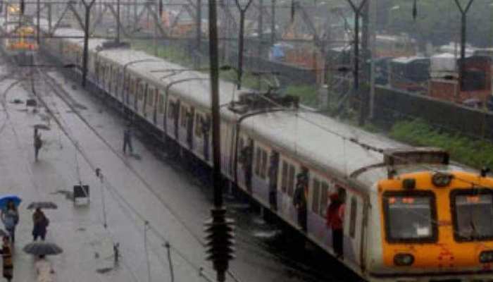 केरल में आई बाढ़ के चलते रेलवे ने रद्द की ये रेलगाड़ियां, मदद के लिए चलाईं विशेष ट्रेनें केरल में आई बाढ़ के चलते रेलवे ने रद्द की ये रेलगाड़ियां, मदद के लिए चलाईं विशेष ट्रेनें