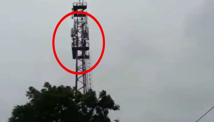 महाराष्ट्र: अपनी मांगों को लेकर मोबाइल टावर पर चढ़े दो किसान, दी आत्महत्या की धमकी महाराष्ट्र: अपनी मांगों को लेकर मोबाइल टावर पर चढ़े दो किसान, दी आत्महत्या की धमकी