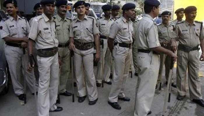 राजस्थान: दो समुदायों के विवाद के बीच पुलिस पर पथराव, बचाव के लिए पुलिस ने किया लाठीचार्ज राजस्थान: दो समुदायों के विवाद के बीच पुलिस पर पथराव, बचाव के लिए पुलिस ने किया लाठीचार्ज