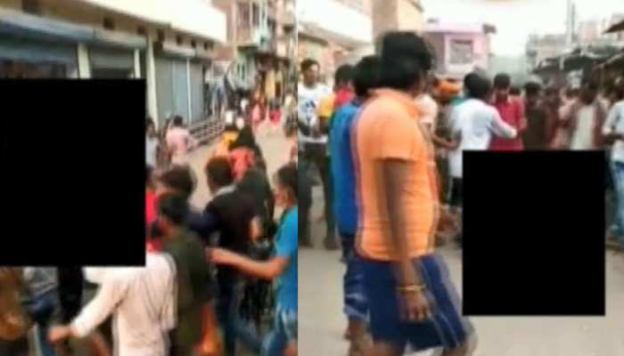 आरा: महिला को निर्वस्त्र घुमाने के मामले में FIR दर्ज, 300 लोगों को बनाया गया आरोपी आरा: महिला को निर्वस्त्र घुमाने के मामले में FIR दर्ज, 300 लोगों को बनाया गया आरोपी