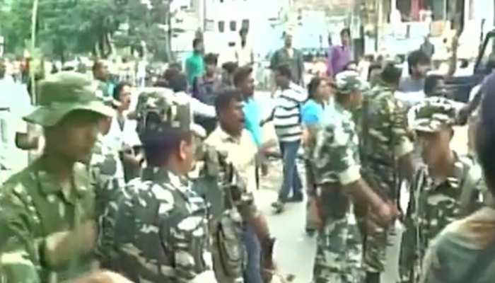 मालदा: तस्करों को पकड़ने के दौरान BSF का ग्रामीणों से संघर्ष, गोलीबारी में पांच जख्मी मालदा: तस्करों को पकड़ने के दौरान BSF का ग्रामीणों से संघर्ष, गोलीबारी में पांच जख्मी