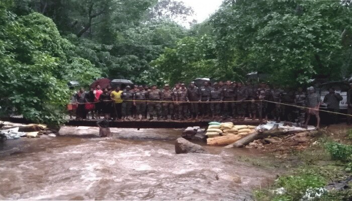 बाढ़ से तबाह हुए केरल के पुनर्निर्माण में जुटी सेना, चंद घंटों में तैयार किए 18 अस्थाई पुल बाढ़ से तबाह हुए केरल के पुनर्निर्माण में जुटी सेना, चंद घंटों में तैयार किए 18 अस्थाई पुल