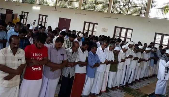 VIDEO: केरल बाढ़ - मस्जिद में बाढ़ का पानी भरा तो मंदिर ने खोल दिए नमाज के लिए अपने दरवाजे VIDEO: केरल बाढ़ - मस्जिद में बाढ़ का पानी भरा तो मंदिर ने खोल दिए नमाज के लिए अपने दरवाजे