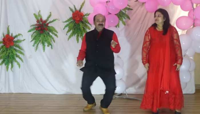 Video: सोशल मीडिया पर फिर छाए डब्बू अंकल, इस बार मिथुन के गाने पर किया डांस Video: सोशल मीडिया पर फिर छाए डब्बू अंकल, इस बार मिथुन के गाने पर किया डांस