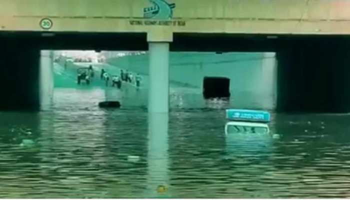 VIDEO : दिल्ली-NCR में तेज बारिश, गुरुग्राम में जलमग्न हुई सड़कें, अंडरपास में डूबे वाहन VIDEO : दिल्ली-NCR में तेज बारिश, गुरुग्राम में जलमग्न हुई सड़कें, अंडरपास में डूबे वाहन